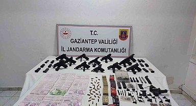 Gaziantep'te Silah Kaçakçılığı Operasyonu: 17 Tabanca Ele Geçirildi, 2 Tutuklama