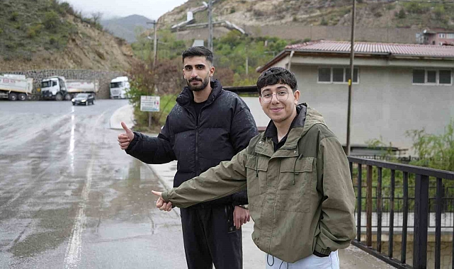 Gümüşhane&#039;de Otostop Çeken Öğrencinin Rektörle &#039;Dayı&#039; Muhabbeti Sosyal Medyayı Salladı