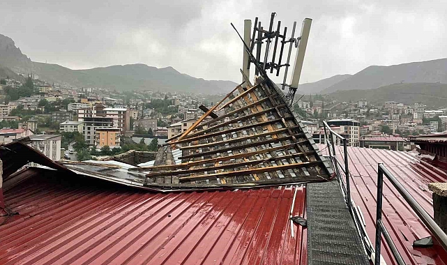Hakkari'de fırtına çatılara zarar verdi