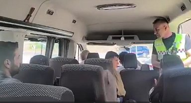 Hakkari'de 'Yolcu Kılığında' Jandarma Denetimi: Cep Telefonu Kullanan Şoföre Ceza!