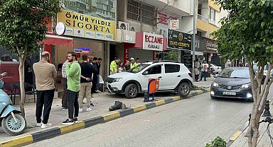 Hatay'da Panik Anları: Fren Yerine Gaza Basan Sürücü Kaldırıma Çıktı, Facia Kıl Payı Atlatıldı