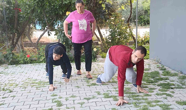 Hataylı Fedakar Anne Engelli Üç Evladına Yarım Asırdır Gözü Gibi Bakıyor