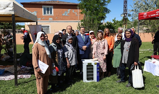 Iğdır'da Kadın Üreticilere Meyve ve Sebze Kurutma Makinesi Desteği Sağlandı