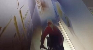 İki farklı motosiklet hırsızlığı, iki farklı kamerada: Birisi çaldı, diğeri kaçtı