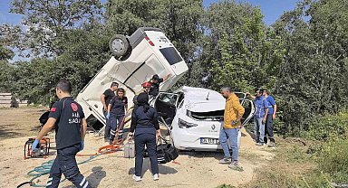 İnegöl'de Minibüs Ters Döndü: 2'si Ağır 3 Yaralı, Kaza Anı Kamerada