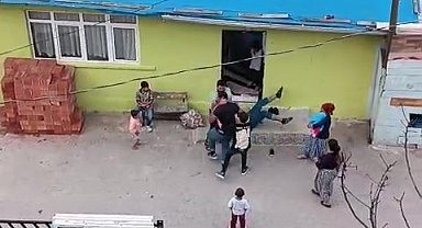 İzmit'te Tuğlalı ve Yumruklu Kavga: Polis Zor Ayırdı