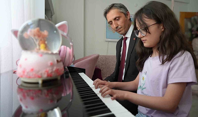 Kalp Hastası Nursima'ya Milli Eğitim Müdürü'nden Unutulmaz Piyano-Bağlama Resitali Sürprizi