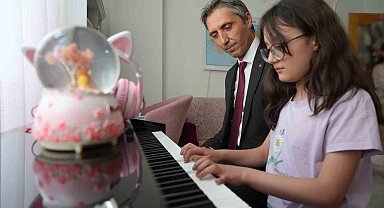 Kalp Hastası Nursima'ya Milli Eğitim Müdürü'nden Unutulmaz Piyano-Bağlama Resitali Sürprizi