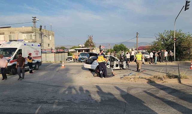 &#039;Kaza kavşağı&#039; olarak anılan yerde yine kaza: Vatandaşlar alt geçit istedi