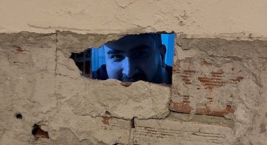 Komedyen Rıdvan Kevrek'in Duvarı Delindi: "O An Güldüm, Herkes Skeç Sandı"