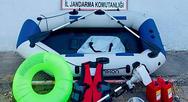 Kuşadası'nda Düzensiz Göçmen Bot Şişirirken Yakalandı