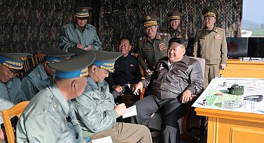 Kuzey Kore ordusu, lider Kim Jong-un denetiminde hava tatbikatı gerçekleştirdi