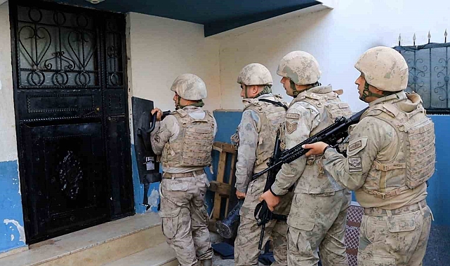 Mersin&#039;de Uyuşturucu Baronlarına Dev Operasyon: 107 Adrese Eş Zamanlı Baskın, 84 Tutuklama