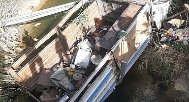 Muradiye'de Kamyonet Su Kanalına Uçtu: Sürücü Yaralandı