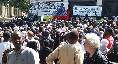 Paris'te Binler, Camide Öldürülen Aboubakar Cisse İçin Sessiz Yürüyüş Düzenledi: "İslamofobi Öldürüyor"