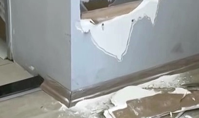 Sakarya'da Alçıpan Arasına Sıkışan Yavru Kedi İtfaiye Tarafından Kurtarıldı