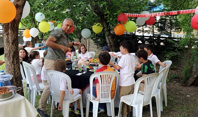 Sakarya'da Servis Şoförü Salih Öztaş ve Eşi Hanife Öztaş, Taşıdıkları Minik Kalplere Dokunuyor