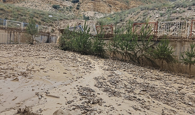 Sivas'ta bir anda başlayan dolu okulda hasara neden oldu