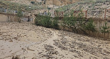 Sivas'ta bir anda başlayan dolu okulda hasara neden oldu