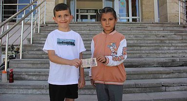 Sivas'ta Minik Zehra'dan Duygulandıran Hareket: Kaybolan Hatıra Parayı Sahibine Ulaştırdı