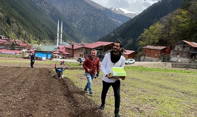 Uzungöl'de Sıcak Misafirperverlik: Arap Turistler Tarlada Çalışanlara Hurma Dağıttı, Çapa Yaptı