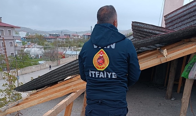 Van'da Şiddetli Fırtına Hayatı Olumsuz Etkiledi: İtfaiye Ekipleri Sabaha Kadar Görev Başındaydı