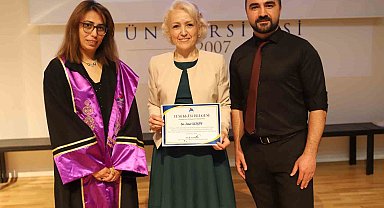 Yıllar Sonra Duygulandıran Buluşma: Öğretmen İlk Öğrencisine Üniversite Diplomasını Verdi