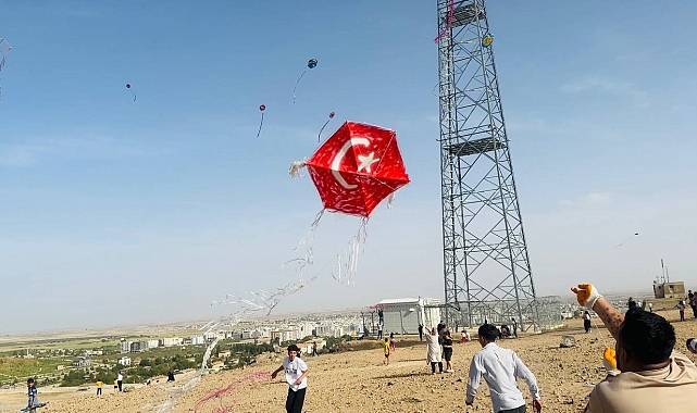 Yüzlerce uçurtma Suriye sınırında gökyüzünü süsledi