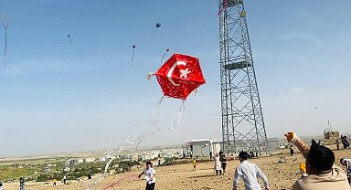 Yüzlerce uçurtma Suriye sınırında gökyüzünü süsledi
