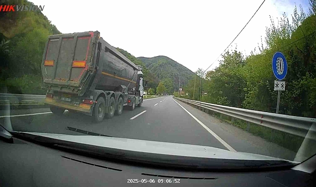 Zonguldak'ta Tırın Lastiği Patladı, O Anlar Kameraya Yansıdı