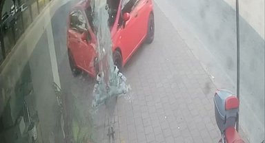 Adana'da Otomobil Mağazaya Daldı: Kaza Anı Kamerada!