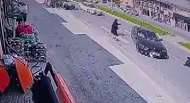 Adapazarı'nda Yaya Geçidinde Otomobil Çarptı: Kaza Anı Kamerada