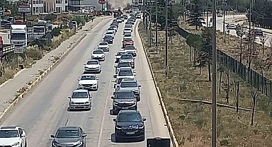 Afyonkarahisar'da Bayram Dönüşü Yoğunluğu: Kavşak Noktalarında Uzun Araç Kuyrukları Oluştu