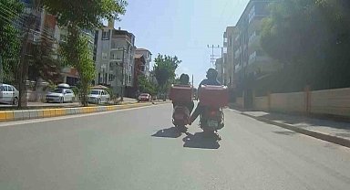 Aksaray'da Kuryelerin Tehlikeli Yolculuğu Kamerada: Arızalı Motosikleti Ayakla İttiler!
