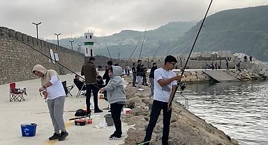Amasra Limanı'na Akın Eden Amatör Balıkçılar İstavrit Bolluğu Yaşadı