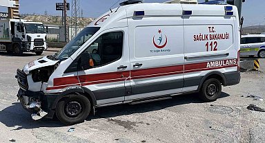 Ambulans ile otomobil kavşakta çarpıştı, 5 yaralı