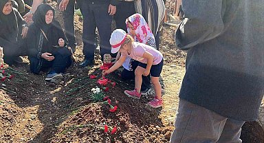 Anne ve çocuklarına gözyaşlarıyla veda