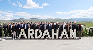 Ardahan Belediye Başkanı Faruk Demir, Gürcistan heyeti ile bir araya geldi