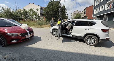 Arnavutköy'de Düğün Konvoyu Kazası: Otomobil Bina Boşluğuna Düştü, 2 Yaralı