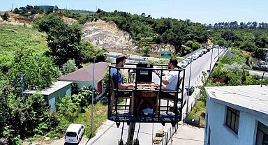 Arnavutköy'de Pes Dedirten Manzara Keyfi: Vinçle 40 Metreye Çıkıp Çay İçtiler