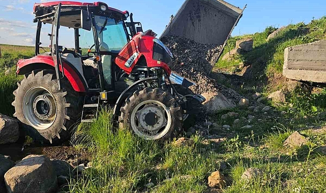 Arpaçay&#039;da Traktör Şarampole Devrildi: 1&#039;i Çocuk 2 Yaralı