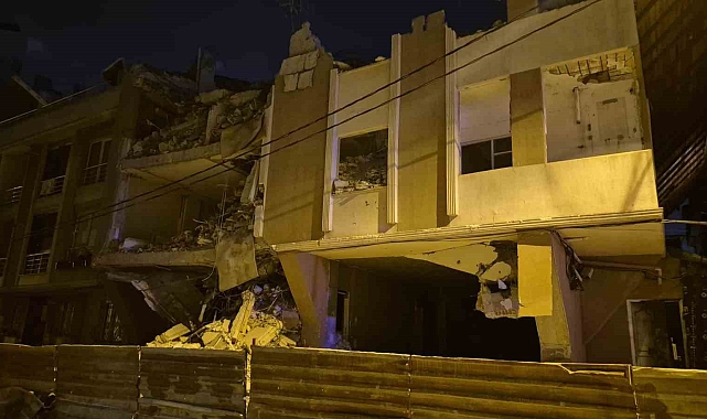 Avcılar&#039;da Yıkımına Başlanan Bina Kısmen Çöktü!