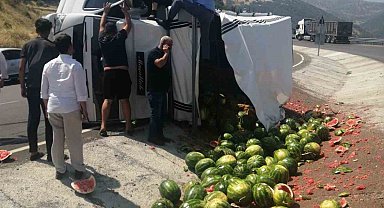 Bahçe'de Karpuz Yüklü Kamyon Devrildi: Sürücü Yaralandı!