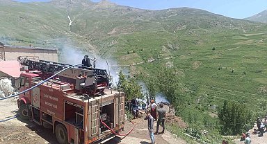 Bahçesaray'da Ev Yangını Can Aldı: 14 Yaşındaki Çocuk Hayatını Kaybetti