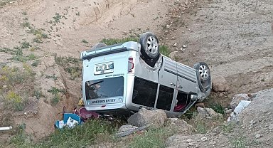 Başkale'de Kamyonet Dereye Uçtu: 2 Kişi Yaralandı