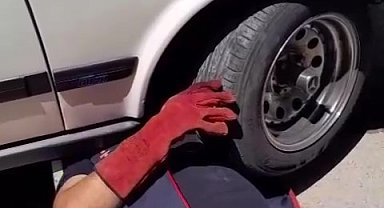 Belen'de Otomobil Motoruna Sıkışan Yavru Kedi İtfaiye Tarafından Kurtarıldı