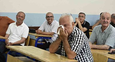 Bitlis Lisesi Mezunları 40 Yıl Sonra Aynı Sıralarda Buluştu: Duygusal Anlar Yaşandı