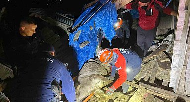 Borçka'da Çöken Ahırın Altından 33 Büyükbaş Hayvan Kurtarıldı