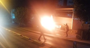 Boşanmak İsteyen Eşinin Aracını Ateşe Verdi, Güvenlik Kameralarına Yakalandı