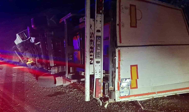 Bozüyük&#039;te Beyaz Eşya Yüklü Çekici Devrildi: 1 Ölü, 1 Yaralı